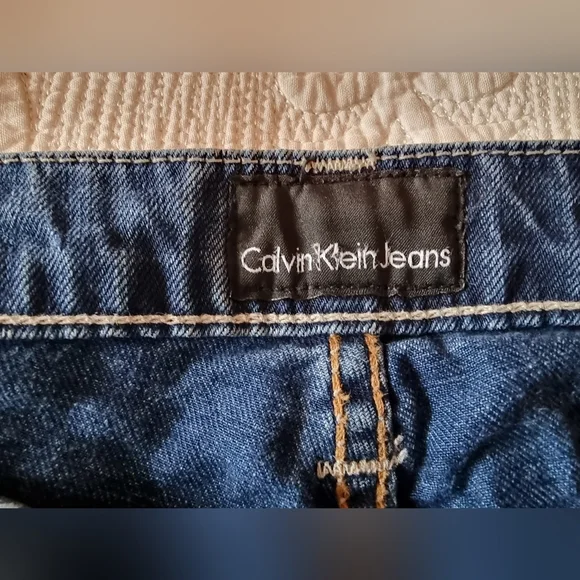 Calvin Klein blue jeans low rise, straight leg, size 8, unique back pockets - Picture 13 of 16